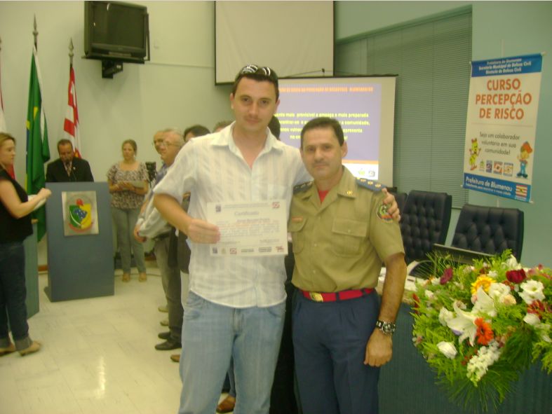 Recebendo Diploma das mãos do Coronel Menestrina